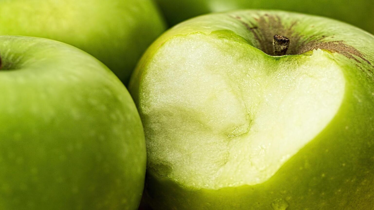 How Vitamin C Prevents Cancer — But Apples Are Better